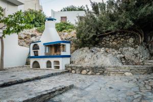 卡羅伊黎蒙涅斯的住宿－Theaktis Homes，一座小教堂,位于一座房子旁的石头路上