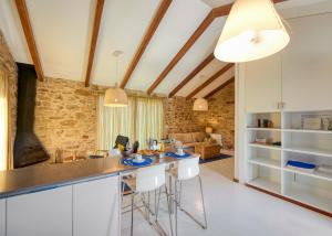 a kitchen with a bar and a living room at Pedracuca - Costa da Morte in Neaño