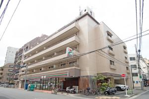 東京にあるRoppongi Azabu Gorgeous Sea Houseの通りに面した建物の前に自転車が駐められている