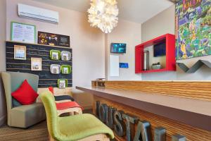 TV a/nebo společenská místnost v ubytování ibis Styles Bayonne