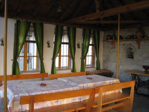 um quarto com uma cama de madeira e cortinas verdes em Guest House Astra em Arbanasi