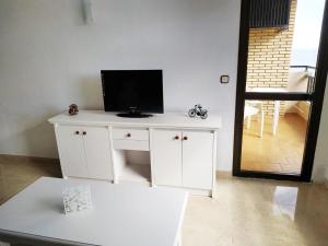 Telewizja i/lub zestaw kina domowego w obiekcie Apartamento Ronda IV - Los Boliches