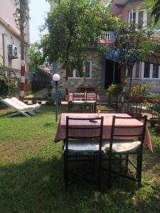 博卡拉的住宿－費西泰奧別墅酒店，房子的院子内的桌椅