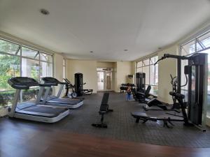 馬尼拉的住宿－Presidio lakefront 2 bedroom staycation，健身房,配有各种跑步机和机器
