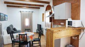 kuchnia i salon ze stołem i kuchenką mikrofalową w obiekcie Encinar de Aguas Blancas w mieście Dúdar