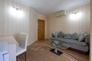 sala de estar con sofá y mesa en GTM Kapan, en Tiflis