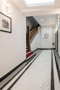 - un couloir avec un sol et des escaliers en noir et blanc rayés dans l'établissement The Castle Collection - 42 Castle Street, à Liverpool