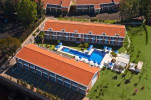 an overhead view of a building with a swimming pool at Royal Tulip JP Ribeirão Preto in Ribeirão Preto