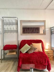 um quarto com uma cama vermelha e um cobertor vermelho em Ferienwohnung in Ediger Eller em Ediger-Eller