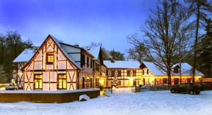 ein großes Haus mit Schnee auf dem Boden in der Unterkunft Sternhaus-Harz in Gernrode - Harz
