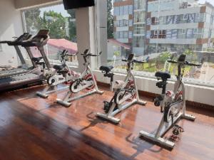 un grupo de tres bicicletas estáticas en un gimnasio en Hotel Bella Riva Kinshasa, en Kinshasa