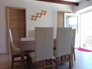 uma sala de jantar com mesa e cadeiras em Apartments Ani em Vela Luka