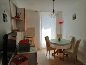 uma sala de estar com mesa e cadeiras e uma cozinha em Apartments Ani em Vela Luka