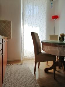 uma cozinha com uma mesa, uma cadeira e uma janela em Apartments Ani em Vela Luka