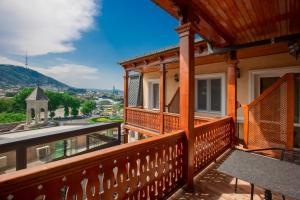 un balcón de una casa con vistas a la ciudad en GTM Kapan, en Tiflis