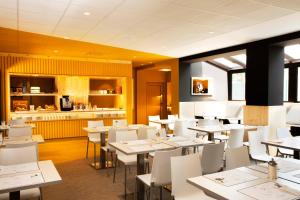 A restaurant or other place to eat at Hotel Le Bugatti