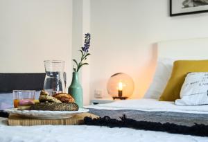 une table avec une assiette de nourriture sur un lit dans l'établissement Phaedrus Living Seaview Luxury Flat Lighthouse 53, à Paphos