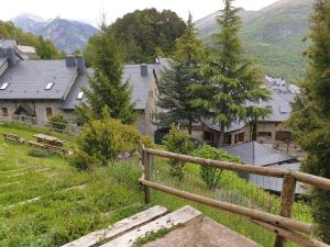 - Vistas a una localidad con río y casas en Apartamento Tramacastilla, en Tramacastilla de Tena