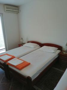 เตียงในห้องที่ Apartments Mitrović Podličak