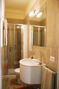 Phòng tắm tại La Libellula- casale panoramico con piscina in Versilia