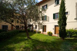 dom z drzewem w ogrodzie w obiekcie Gualchierina apartment w mieście Prato