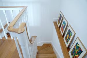 eine Reihe von Treppen mit Gemälden darauf in der Unterkunft Heritage Apartments in Funchal