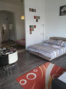 - une chambre avec un lit, un bureau et un tapis dans l'établissement Next door Apartment, à Budapest
