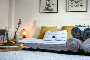 - un lit avec une table et une assiette de nourriture dans l'établissement Phaedrus Living Seaview Luxury Flat Lighthouse 53, à Paphos