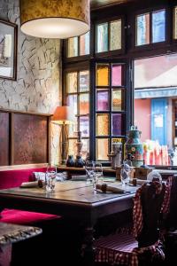 a restaurant with a large table with glasses on it at Relais et Châteaux Le Chambard in Kaysersberg