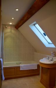 y baño con bañera y lavamanos. en The Hideaway-South Downs National Park, en Graffham