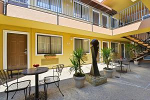 a courtyard with a table and chairs and a building at Inn by the sfo in South San Francisco