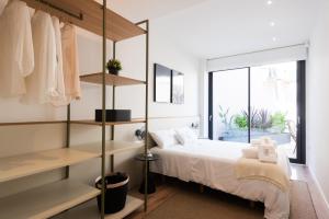 a bedroom with a bed and a closet at Petit Luxe Tobella Baixos in Terrassa