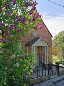 una vecchia chiesa in mattoni con fiori viola di The Old Chapel a Marlborough