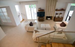 TV a/nebo společenská místnost v ubytování Luxury Beach House