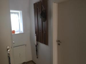 uma porta com uma espada pendurada numa parede em Gertrud em Gaschwitz