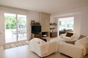 TV a/nebo společenská místnost v ubytování Luxury Beach House