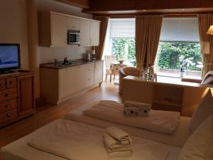 ein Wohnzimmer mit 2 Betten und eine Küche in der Unterkunft Sylter Besserburg App. 2P in Westerland + 12 Fotos