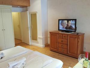 Zimmer mit 2 Betten und einem TV auf einer Kommode in der Unterkunft Sylter Besserburg App. 2P in Westerland