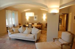 Posedenie v ubytovaní Le Serre Suites & Apartments