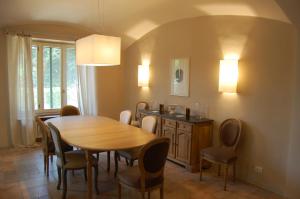 Posedenie v ubytovaní Le Serre Suites & Apartments