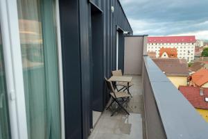 Balkoni atau teres di Paul's place. New rooftop apartment in Downtown Sibiu