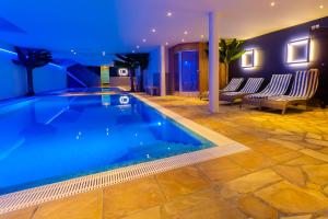 Piscina a Hotel Pracha o a prop