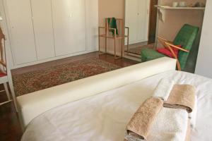 łóżko z dwoma ręcznikami w pokoju w obiekcie Apartamento Independente Praia & Porto - Limpo e Seguro w mieście Matosinhos