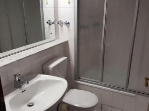 W łazience znajduje się umywalka, toaleta i prysznic. w obiekcie Sylter-Besserburg-App-16 w mieście Westerland