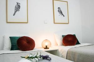 Säng eller sängar i ett rum på Phaedrus Living: Seaside Flat Constantinos 111