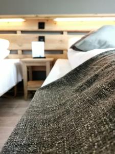 A bed or beds in a room at Honne Hotell