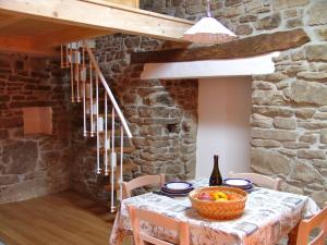 una sala da pranzo con tavolo e cesto di frutta di Casa delle Stelle a Castelmezzano