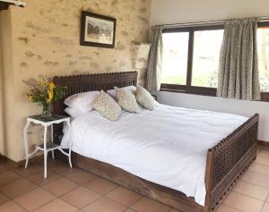 Tempat tidur dalam kamar di Hameau de Montcabirol - Pyrénées