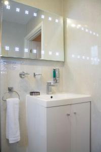 ポートリーにあるApartment 4 Pheonix Flatsのバスルーム(白い洗面台、鏡付)