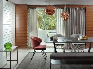 ein Esszimmer mit einem Tisch und Stühlen in der Unterkunft Blazer Suites Hotel in Athen